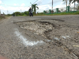 Proyek Pengaspalan di Cangkringrandu Jombang Molor dari Target