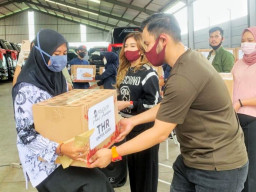 Peduli Pendidikan MS GLOW Berikan THR Pada Rarusan Guru Honorer