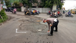 Tekan Laka Lantas, Polisi Tandai Jalan Berlubang