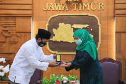 Pencipta Shalawat Badar KH. Ali Manshur Shiddiq di Hadiahi Penghargaan Jer Basuki Mawa Beya Emas Oleh Khofifah