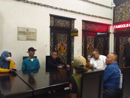 Korban Penganiayaan Bersama Pengacaranya Mendatangi Polres Sumenep