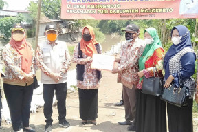 Bupati Mojokerto Serahkan Bansos Bedah Rumah di Dawarblandong