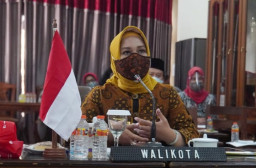 Prestasi Luar Biasa, Wali Kota Ning Ita Raih Penghargaan Manggala Karya Kencana