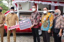 Bank Jatim Peduli, Direktur Utama Busrul Iman Serahkan CSR Kepada Pemerintah Kabupaten Bangkalan