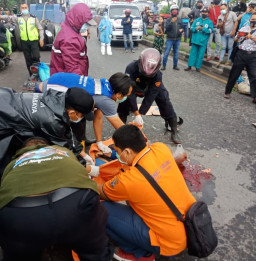 Motor Tergelincir, Pria Tewas Terlindas Bus