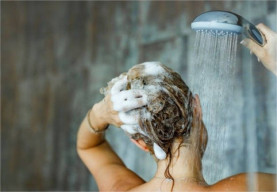 Gejala Demensia Bisa Dicek Saat Keramas