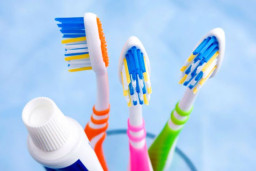 Jangan Bersihkan Sikat Gigi dengan Air Kucuran Shower