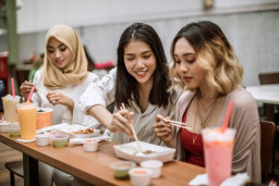 Studi: Makan Sendirian Dianjurkan Bagi Perempuan