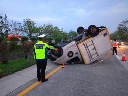 Pecah Ban, Mobil Box Bermuatan Bahan Sabun Terguling di Tol Jombang-Mojokerto