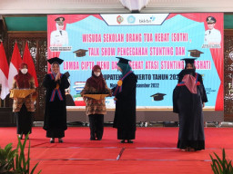 Puluhan Orang Tua Hebat Hasil SOTH di Kabupaten Mojokerto Jalani Wisuda