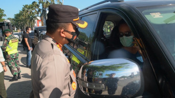 Kapolres Pimpin Langsung Penyekatan Kendaraan Masuk Gresik