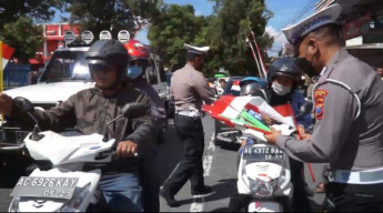 Sambut HUT Kemerdekaan ke 77, Satlantas Polres Blitar Lakukan Gebyar Merah Putih