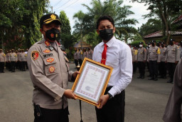 Kapolres Bangkalan Berikan Reward Bagi Anggota Berprestasi