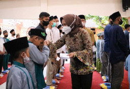 Berbagi di Bulan Ramadhan, Wali Kota Ning Ita Santuni Ratusan Anak Yatim