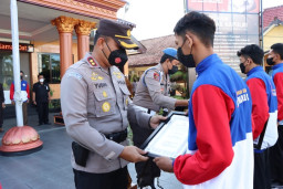 Pertahankan Prestasimu, Pesan Kapolres Blitar Kota saat Beri Penghargaan Delapan Atlet Pencak Silat "Piala Kapolda Jatim"