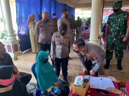 Kapolres Bersama Forkopimda Kabupaten Blitar Tinjau Vaksinasi Massal