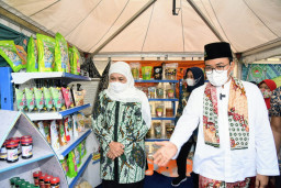 Tinjau Pameran MTQ XXIX Provinsi Jatim, Khofifah Bangga Pakai Sepatu Batik Khas Pamekasan