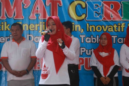 Cegah Anemia, Bupati Ikfina Ajak Siswi SMKN 1 Pungging Minum TTD