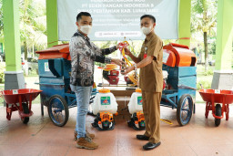 Bentuk Kontribusi Pada Pertanian Pasca Erupsi Semeru, EdenFarm Serahkan Bantuan Kepada Kepala Dinas Lumajang