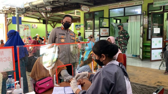 Kapolres AKBP EG Pandia Tinjau Vaksinasi Lansia Sekaligus Salurkan Bantuan Sosial