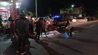 Jatuh Terpelanting dari Motornya, Kepala Terlindas Truk