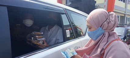 Ibu Penjual Peyek Kaget Karena Pembeli yang Dicegatnya Bupati Gresik