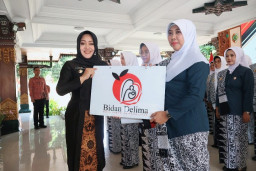 Bupati Ikfina Kukuhkan 42 Bidan Delima se-Kabupaten Mojokerto