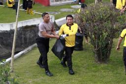 Kapolres Blitar Kota Pimpin Gotong Royong Bersihkan Sampah di Aliran Sungai
