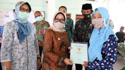 Bupati Jombang Serahkan Sertifikat Program PTSL kepada Warga