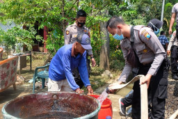 Kapolres Lumajang Kerahkan Water Canon Bagikan Air Bersih pada Warga