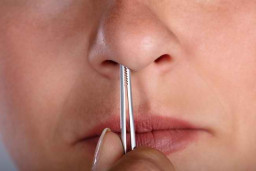 Risiko Cabut Bulu Hidung yang Menjulur