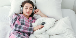 Peneliti : Musik Bisa Bantu Tidur Lelap