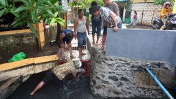 Gerah Got Tersumbat, Lurah Mentikan Turun Obok-obok Sendiri Sampah Warganya