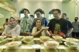 Entas Kemiskinan Lewat Kesempatan Kerja, Indah Kurnia Apresiasi 3 Owner Aroma Padang Mojokerto