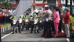 Polres Blitar Terus Lakukan Pendistribusian Bansos ke Daerah Bencana Banjir