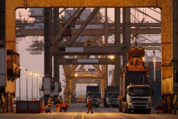 Aktivitas Ekspor-Impor di Terminal Petikemas Surabaya Aman