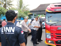 Puluhan Sopir, Kondektur hingga Kernet Angkutan di Blitar Dites Urine
