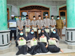 QNET Bagikan 1.000 Paket Sembako kepada Warga