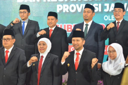 Gubernur Jatim Kukuhkan KDEKS Jatim Periode 2022-2024