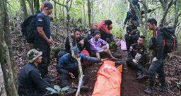 Terpeleset, Mahasiswi Dievakuasi di Gunung Lemongan