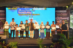 Karina dan Keisha Sabet Juara Menulis Surat Cinta untuk Bupati dan Wabup Gresik