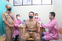 Bupati Yuhronur Efendi bersama Wakilnya Divaksin