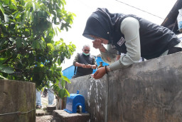 Bupati Ikfina Serahkan Hibah Barang untuk 4 Desa Pengelola SPAMS