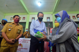Pondok Tjandra Indah Group Bagikan Bantuan Sembako dan Masker di Empat Desa