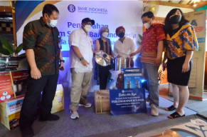 Peringati Hari Ibu, Indah Kurnia Berikan Alat Produksi Pada UMKM Boas