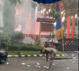 Rumdis Wali Kota Sutiaji Dilempari Kertas