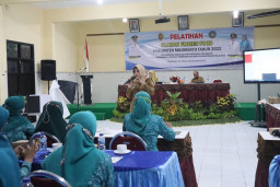 Pelatihan Olahan Frozen Food, Bupati Ikfina Serahkan Alat Masak untuk PKK