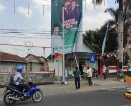 Dianggap Curi Start kampanye, Bawaslu Kota Blitar Tertibkan APK di Beberapa Titik