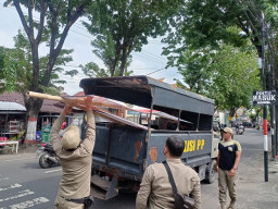 Baliho Superindo Mojoketo Roboh dan Makan Korban