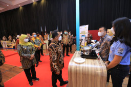 Kunjungi Booth PLN, Gubernur Jawa Timur Apresiasi Program dan Layanan PLN